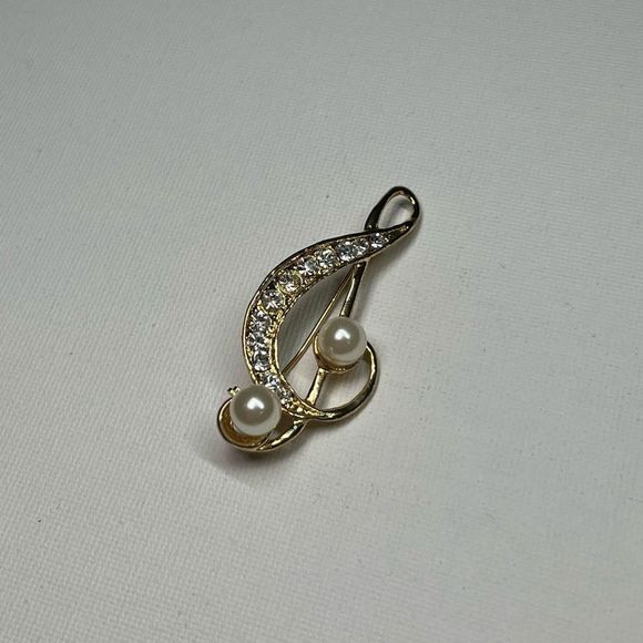 Vintage Jewelry - 𝅺Vintage Gold-Tone Treble Clef Brooch w/ Rhinestones and Faux Pearls